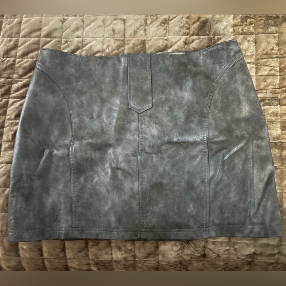 Madden NYC Gray Faux Leather Mini Skirt – Size L